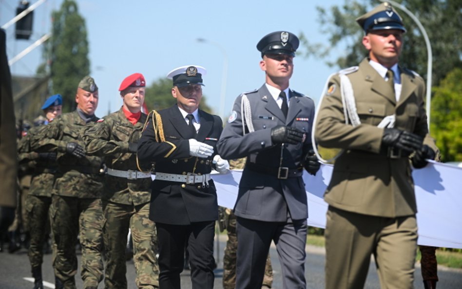 Żołnierze będący przedstawicielami wszystkich rodzajó sił zbrojnych