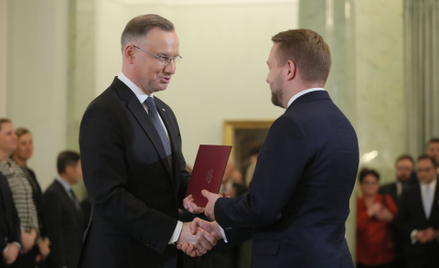 Andrzej Duda wręcza nominację na członka Rady Ministrów Jackowi Ozdobie