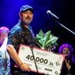 Jacek Jabrzyk podczas gali 30.Festiwalu Szekspirowskiego odebrał nagrodę za "Hamleta" z Teatru Zagłę