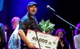 Jacek Jabrzyk podczas gali 30.Festiwalu Szekspirowskiego odebrał nagrodę za "Hamleta" z Teatru Zagłę