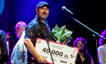 Jacek Jabrzyk podczas gali 30.Festiwalu Szekspirowskiego odebrał nagrodę za "Hamleta" z Teatru Zagłę
