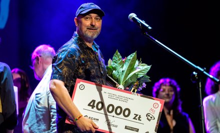 Jacek Jabrzyk podczas gali 30.Festiwalu Szekspirowskiego odebrał nagrodę za "Hamleta" z Teatru Zagłę