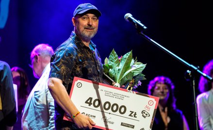 Jacek Jabrzyk podczas gali 30.Festiwalu Szekspirowskiego odebrał nagrodę za "Hamleta" z Teatru Zagłę