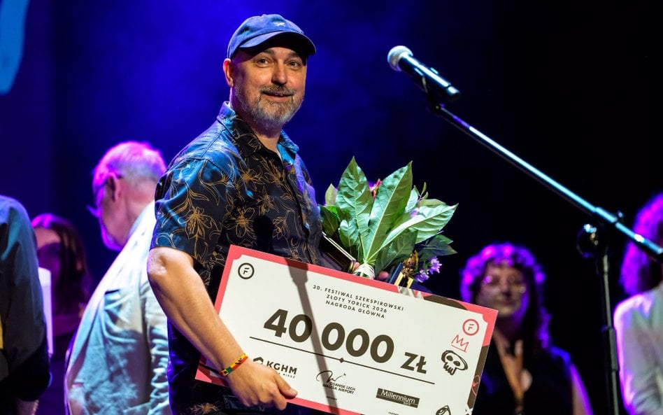 Jacek Jabrzyk podczas gali 30.Festiwalu Szekspirowskiego odebrał nagrodę za "Hamleta" z Teatru Zagłę