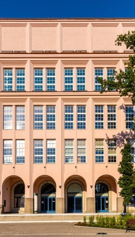 Uczestnictwo w zajęciach odbywa się w trybie stacjonarnym w siedzibie SGH w Warszawie.