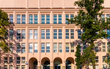 Uczestnictwo w zajęciach odbywa się w trybie stacjonarnym w siedzibie SGH w Warszawie.