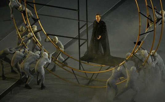 Benjamin Bernheim, w stroju z taśm VHS, zaśpiewał „Hymn do Apolla”