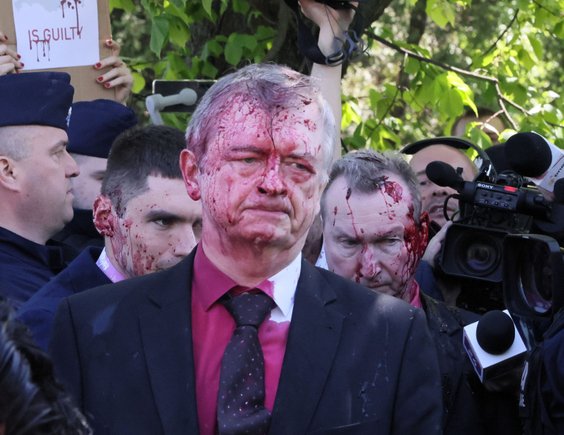 Ambasador Rosji w Polsce Siergiej Andriejew oblany przez Ukrainkę czerwoną substancją podczas próby 