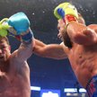 Saul „Canelo” Alvarez (z lewej) decydujący o zwycięstwie cios zadał w ósmej rundzie