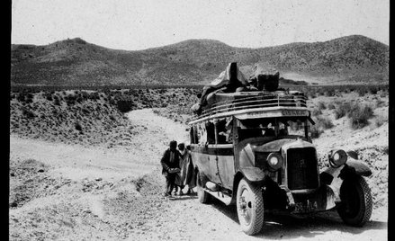 Autobus dalekobieżny Algier – Biskira, rok 1933. 400 kilometrów w dwa dni. Fot. Charles Delius