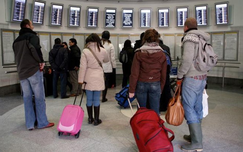 W ciągu roku liczba imigrantów z Europy Środkowej pracujacych na Wyspach spadła o 45 tys.