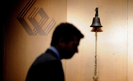 Inwestorami coraz bardziej rządzą emocje