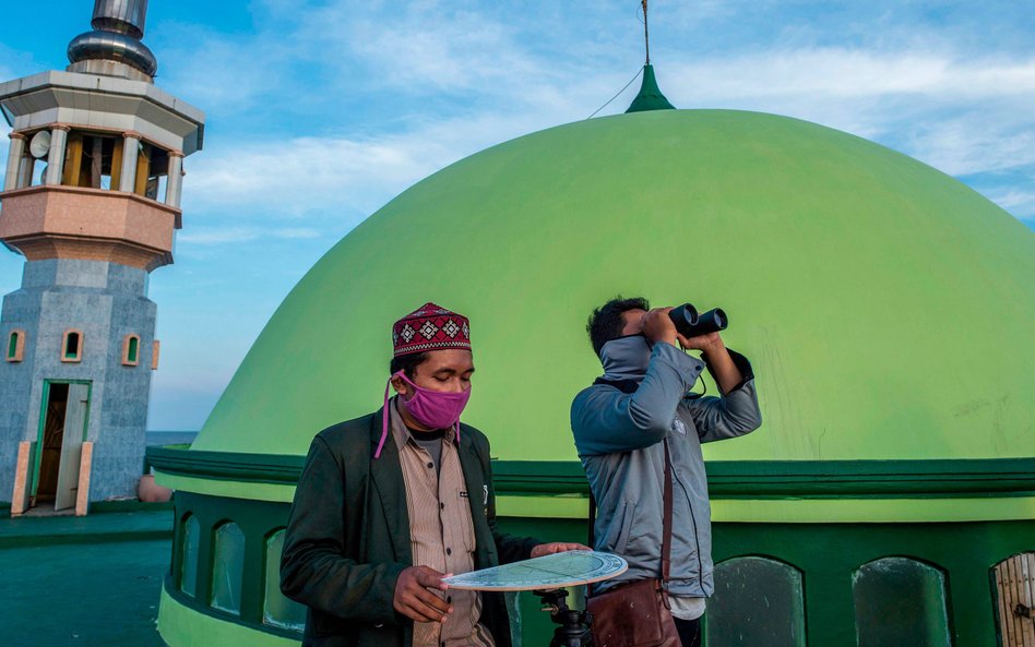 Surabaja w Indonezji (w tym kraju mieszka 230 mln muzułmanów). Ramadan zaczyna się, gdy księżyc wcho