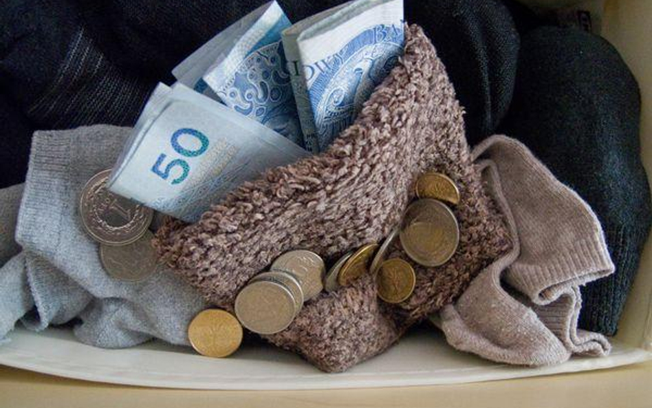 Mniej odkładamy i wydajemy