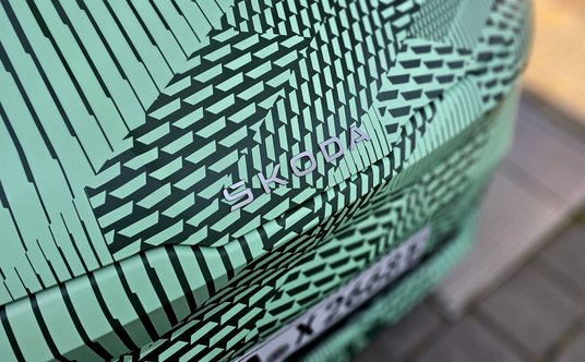 Skoda Erloq rozpocznie erę braku klasycznego logotypu na masce czeskich aut