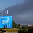 Policjanci stoją przed banerem i flagami z logo Międzynarodowego Forum Ekonomicznego w Petersburgu (