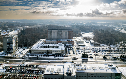 Szpital wojewódzki w Jastrzębiu-Zdroju zimą