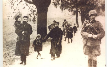 Żydzi konwojowani przez niemieckich żołnierzy