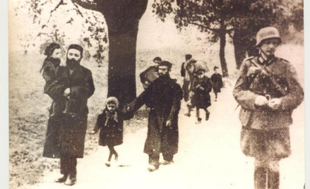 Żydzi konwojowani przez niemieckich żołnierzy.