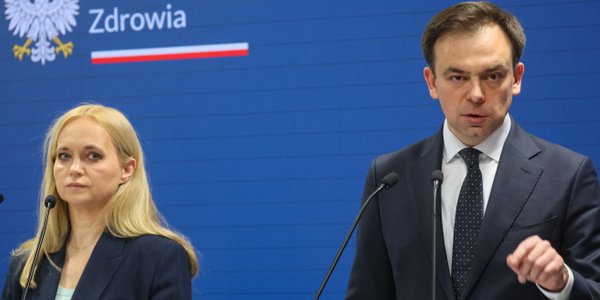 Rząd reaguje na wyrok ws. szczepionek. Minister finansów: rachunek na prawie 6 mld zł za partactwo PiS