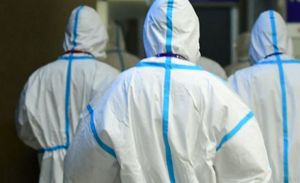 Pracownicy ochrony zdrowia w odzieży ochronnej