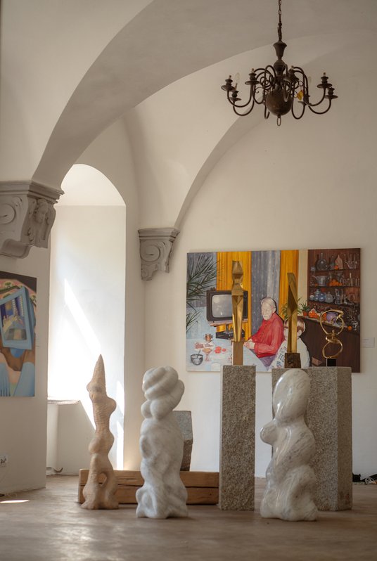 We wnętrzach zamku zorganizowano wystawę prac we współpracy z domem aukcyjnym Desa Unicum.