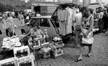 Erupcja prawdziwej przedsiębiorczości Polaków: rok 1990 na warszawskim placu Defilad. Fot. Roman Kot