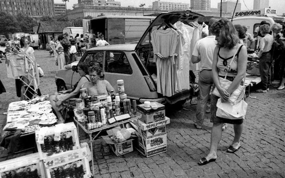 Erupcja prawdziwej przedsiębiorczości Polaków: rok 1990 na warszawskim placu Defilad. Fot. Roman Kot