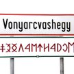 Nazwa miejscowości nad Balatonem zapisana w starowęgierskim alfabecie rovás. Czego to się nie robi, 