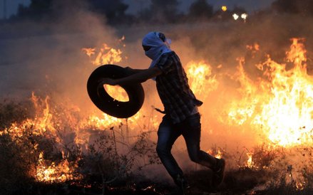 2 sierpnia, Zachodni Brzeg. Zamieszki po pogrzebie 18-miesięcznego palestyńczyka. Chłopiec zginął w 