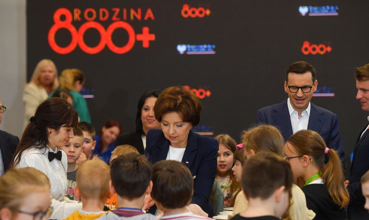 Tusk proponuje 800 plus od czerwca. PiS odrzuca taką możliwość