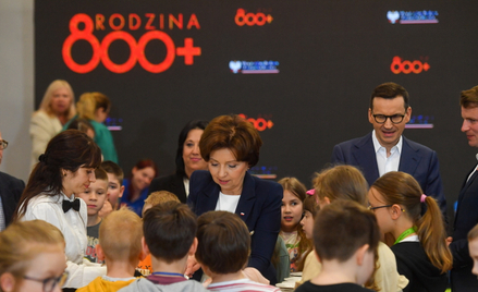 Premier Mateusz Morawiecki (P) i minister rodziny i polityki społecznej Marlena Maląg (C)
