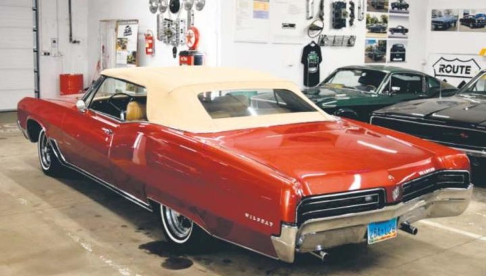 Kabriolet ma ponad 5,5 metra długości i 2 metry szerokości.