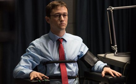 Joseph Gordon-Levitt jako Edward Snowden.