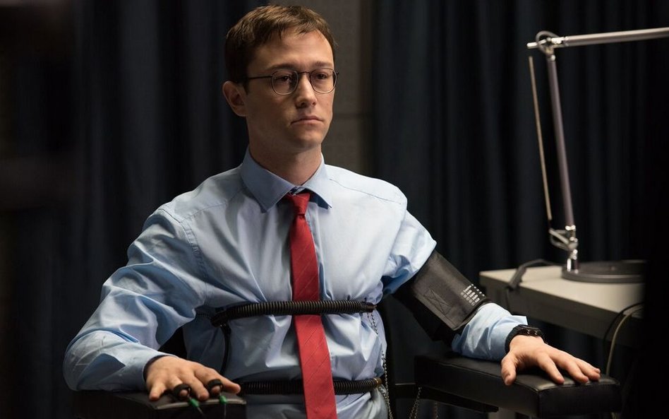 Joseph Gordon-Levitt jako Edward Snowden.
