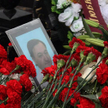 Kwiaty przed portretem zamordowanego Magnitsky'ego
