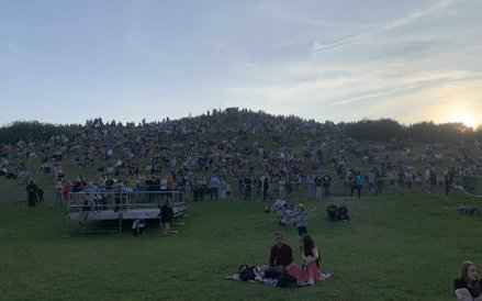 Relaks na Kopie Cwila. Tłumy mieszkańców rozsiadły się na trawie, ciesząc się słonecznym popołudniem