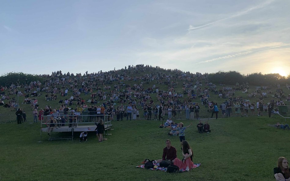 Relaks na Kopie Cwila. Tłumy mieszkańców rozsiadły się na trawie, ciesząc się słonecznym popołudniem