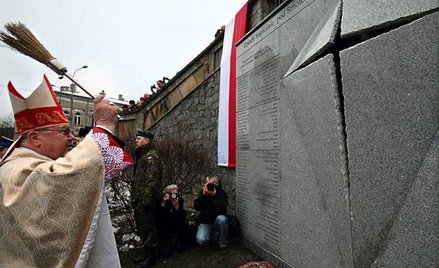 Tylko w Białymstoku udało się bez waśni postawić pomnik. Na zdjęciu monument przy kościele Świętego 