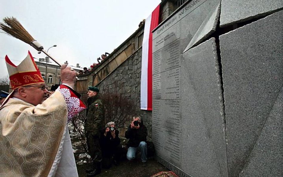 Tylko w Białymstoku udało się bez waśni postawić pomnik. Na zdjęciu monument przy kościele Świętego 