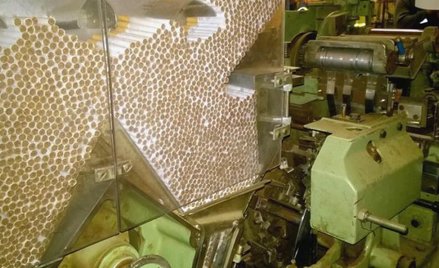 W tej odkrytej w maju nielegalnej wytwórni pod Warszawą policjanci z CBŚP znaleźli 7 mln papierosów.