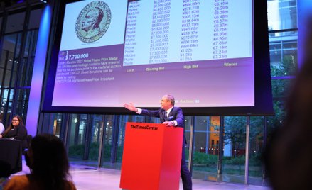 Licytacja złotego medalu Dmitrija Muratowa