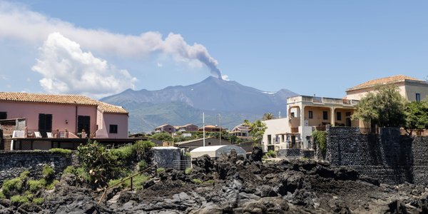 Etna znów aktywna – lotnisko w Katanii zamknięte, zablokowana baza USA Sigonella