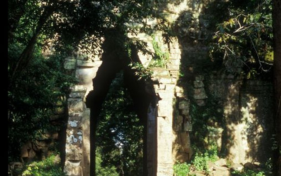 Gopura, brama warowna, jedna z pięciu strzegących dostępu do Angkor Thom
