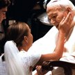 Na audiencje generalne u Jana Pawła II przychodzili nowożeńcy. Papież błogosławił im. Na zdjęciu: au