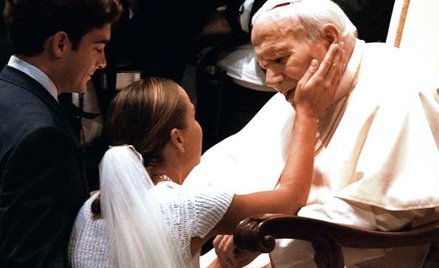 Na audiencje generalne u Jana Pawła II przychodzili nowożeńcy. Papież błogosławił im. Na zdjęciu: au