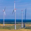 Montaż dźwigu samojezdnego do montażu turbiny na nowej farmie wiatrowej w Wessin w Meklemburgii-Pomo