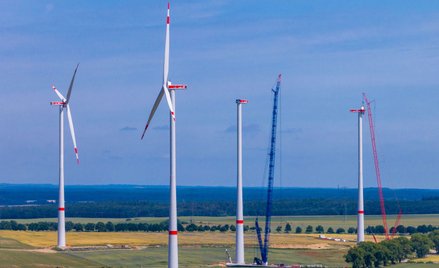 Montaż dźwigu samojezdnego do montażu turbiny na nowej farmie wiatrowej w Wessin w Meklemburgii-Pomo