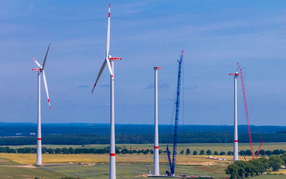 Montaż dźwigu samojezdnego do montażu turbiny na nowej farmie wiatrowej w Wessin w Meklemburgii-Pomo
