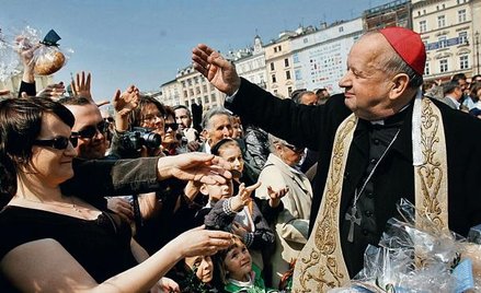Kard. Dziwisz święcił pokarm na rynku